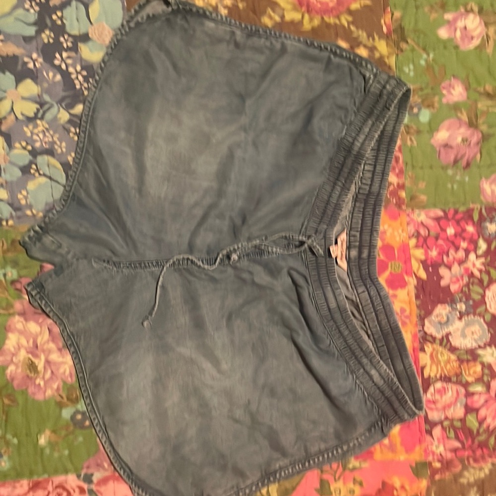Super soft. Worn once. Cleaning out my closet. Chambray shorts. Back pockets